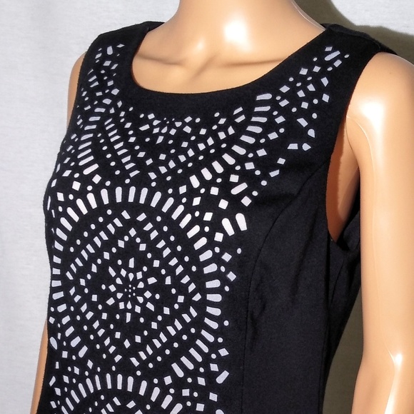 Geometric Cut Out Front Focus Pattern - Picture 3 of 8